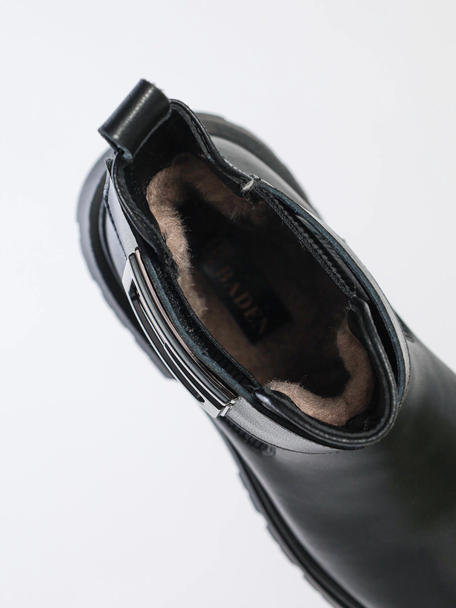 Ботинки черного цвета с ремешком